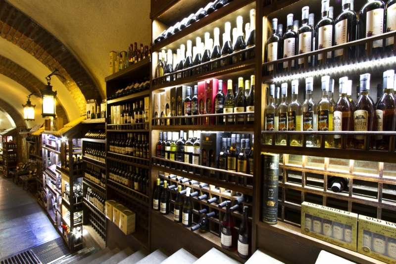 bar-THIERY-min_world_street_travel_shop_canon_georgia_wine_bottles-429767